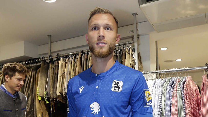 Neuzugang Tim Rieder posiert bei der offiziellen Trachteneinkleidung im neuen Wiesn-Trikot.