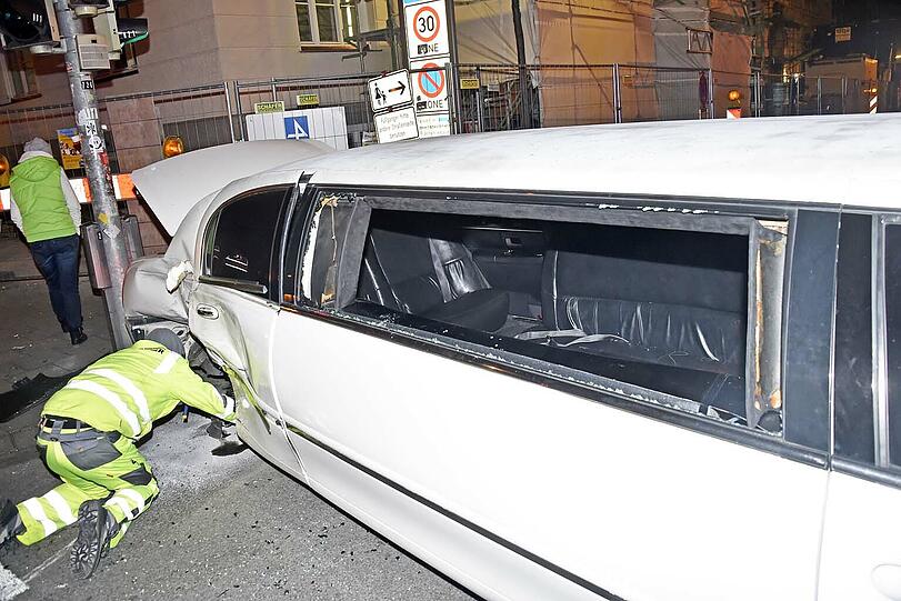 In der Blumenstraße hat es am Samstagabend heftig geknallt - die Bilder von der Unfallstelle.