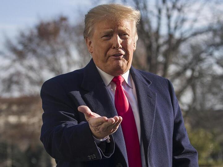 Donald Trump auf dem Südrasen des Weißen Hauses, nachdem er mit dem Marine One von Camp David zurück kehrt.