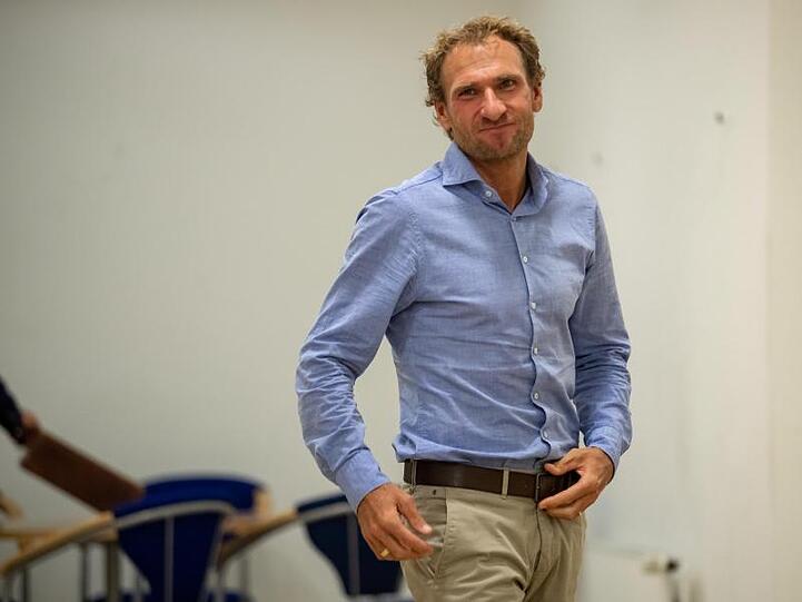 Andreas Stitzl, Assistenz-Trainer der deutschen Biathlon-Nationalmannschaft, steht im Gang des Gerichts. Foto: Peter Kneffel