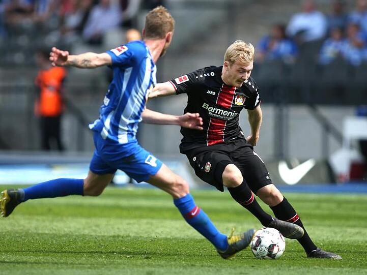 Leverkusens Julian Brandt (r) umkurvt Hertha-Profi Fabian Lustenberger.