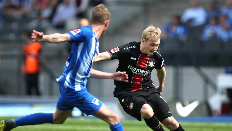 Leverkusens Julian Brandt (r) umkurvt Hertha-Profi Fabian Lustenberger. Leverkusens Julian Brandt (r) umkurvt Hertha-Profi Fabian Lustenberger.