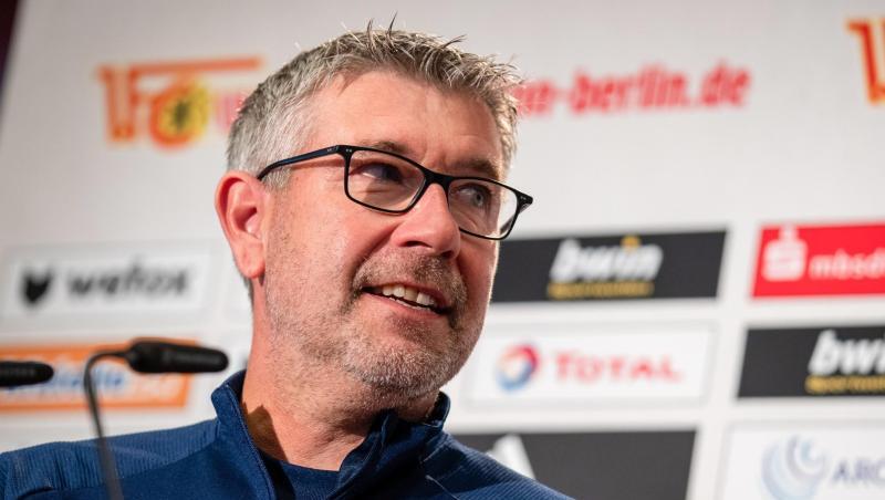 Trainer Urs Fischer von Union Berlin spricht zu den Journalisten.
