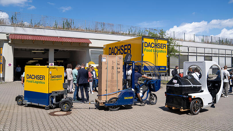 Von der Paketposthalle aus rollen die Lastenräder los und verteilen Pakete in ganz München. Von der Paketposthalle aus rollen die Lastenräder los und verteilen Pakete in ganz München.