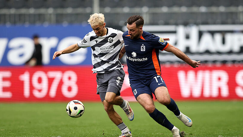 Damals Kontrahenten, demnächst aber Kollegen? Christoph Ehlich (l.) im November 2024 bei der 0:3-Niederlage des SV Sandhausen gegen den TSV 1860, hier im Zweikampf mit Morris Schröter, der den Löwen aktuell für längere Zeit verletzungsbedingt fehlt.