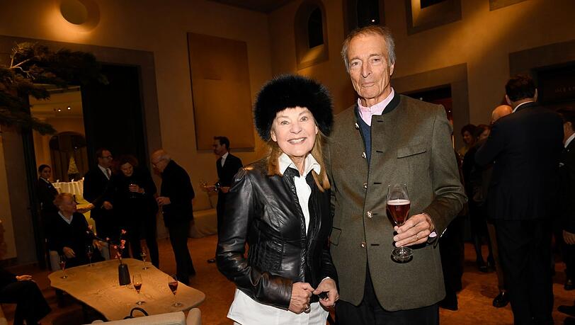 Auch traditionell beim Karpfenessen im Bayerischen Hof dabei: Lodenfrey-Chef Ralph-Michael Nagel und Frau Sabine.