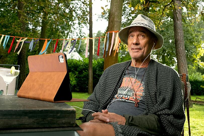 Der heimliche Star des Films ist Heiner Lauterbach als Opa Hans, der das Geschehen mit seinen mal markanten, mal zynischen Spr&uuml;chen kommentiert.