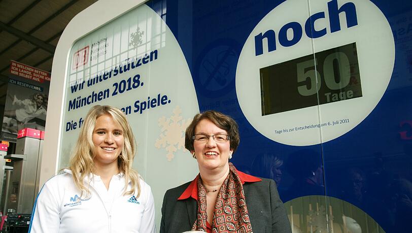 Rodlerin Natalie Geisenberger (l.) und Bürgermeisterin Christine Strobl bei der Einweihung einer Countdown-Tafel im Hauptbahnhof. Sie drücken die Daumen für den Auftritt in Lausanne. Rodlerin Natalie Geisenberger (l.) und Bürgermeisterin Christine Strobl bei der Einweihung einer Countdown-Tafel im Hauptbahnhof. Sie drücken die Daumen für den Auftritt in Lausanne.