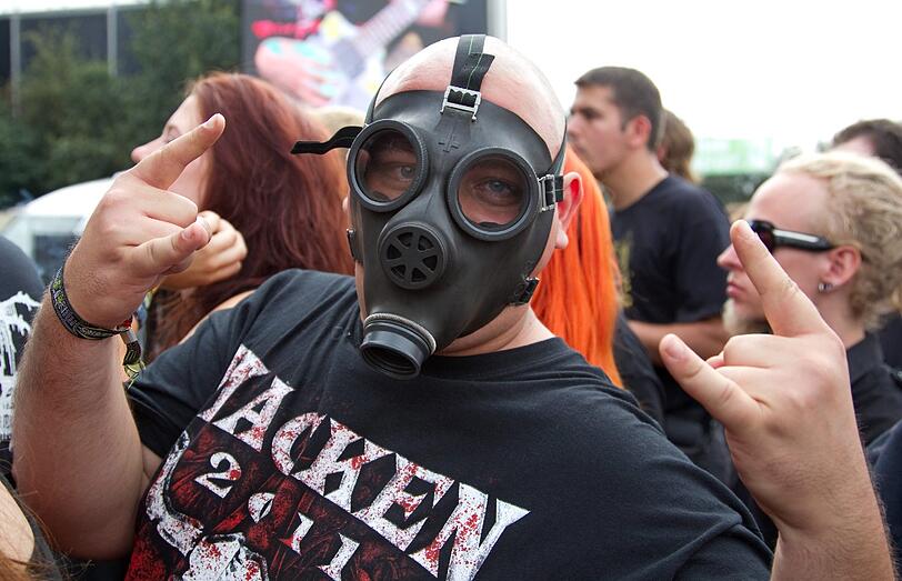 Wet T-Shirts, wilde Rocker, schräge Outfits: So verrückt war das Wacken-Festival 2011. wir zeigen die besten Bilder. EInfach weiterklicken!