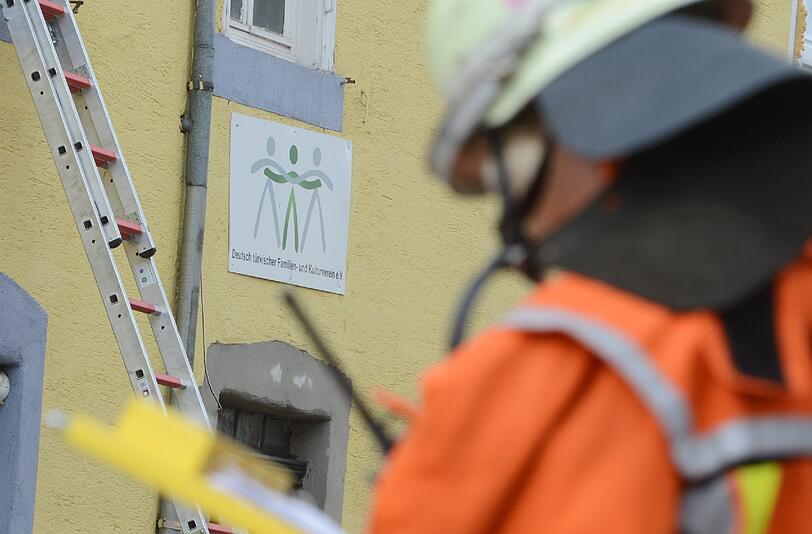 In den Flammen kamen mindestens acht Menschen ums Leben, darunter sieben Kinder. Die Bilder von den Löscharbeiten.
