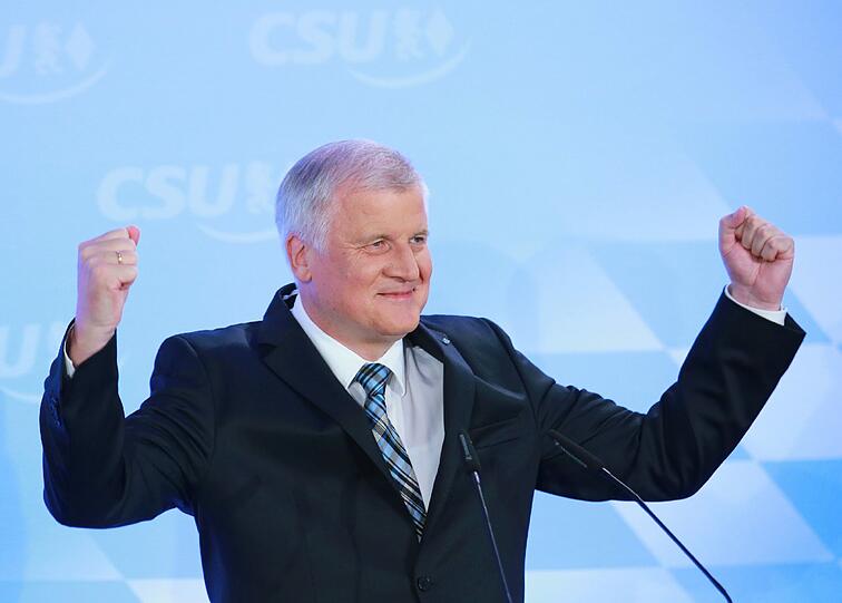 Das Ergebnis der Landtagswahl von 2008 sei damit vergessen. &bdquo;Das ist ein großartiger Wahlerfolg. Die CSU lebt als Volkspartei.&ldquo; Sie sei tief in der bayerischen Bevölkerung verankert, sagte Seehofer.