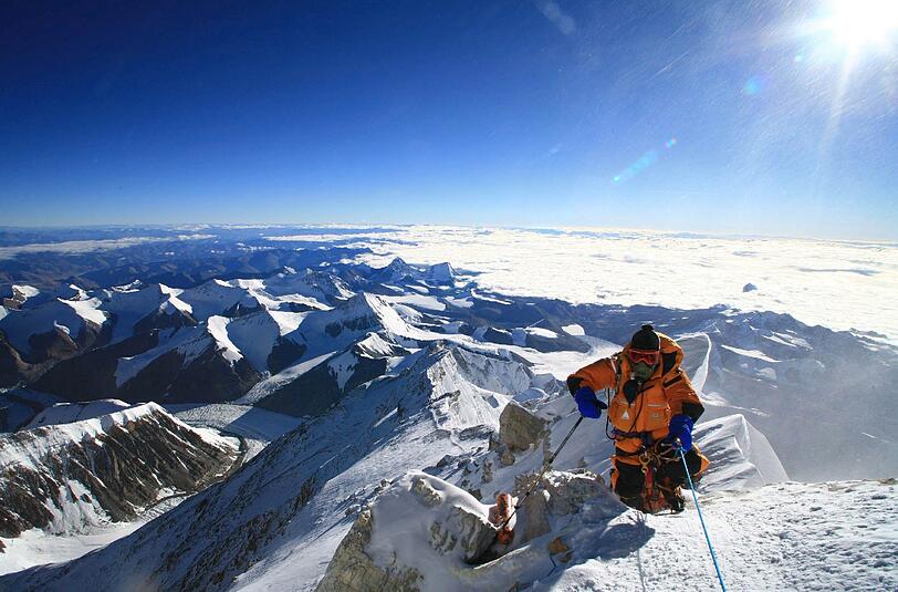 Everest:  Trotz Kritik an dem kommerziellen Andrang hat nun auch der Summit Club den höchsten Berg der Welt ins Programm genommen.
