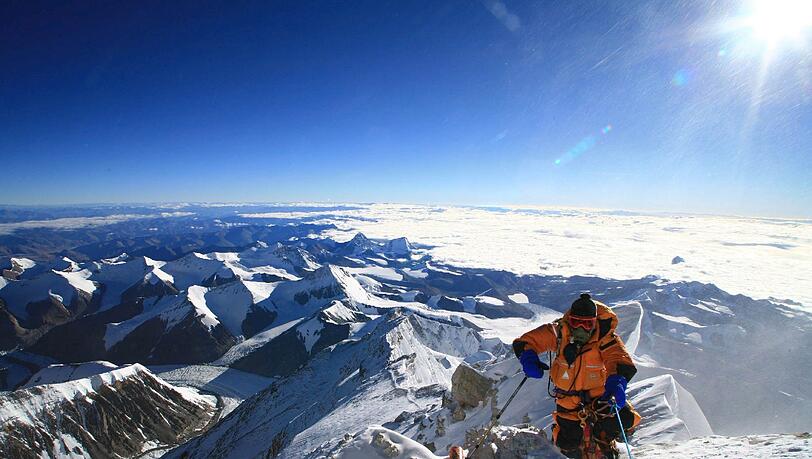 Everest: Trotz Kritik an dem kommerziellen Andrang hat nun auch der Summit Club den höchsten Berg der Welt ins Programm genommen. Everest: Trotz Kritik an dem kommerziellen Andrang hat nun auch der Summit Club den höchsten Berg der Welt ins Programm genommen.