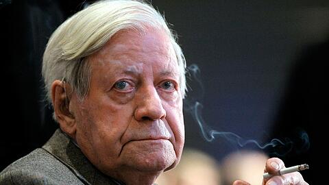 Helmut Schmidt muss nicht auf das Rauchen verzichten.