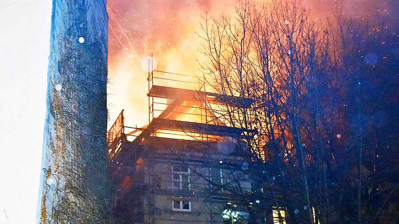 Bei dem Großbrand in Schwabing entsteht ein Millionenschaden. Die Feuerwehr ist mit 120 Mann vor Ort.