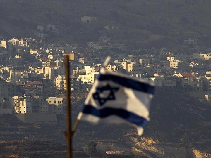 Blick auf eine israelische Flagge, die vor dem Dorf Majdal Shams in den von Israel kontrollierten Golanhöhen weht.