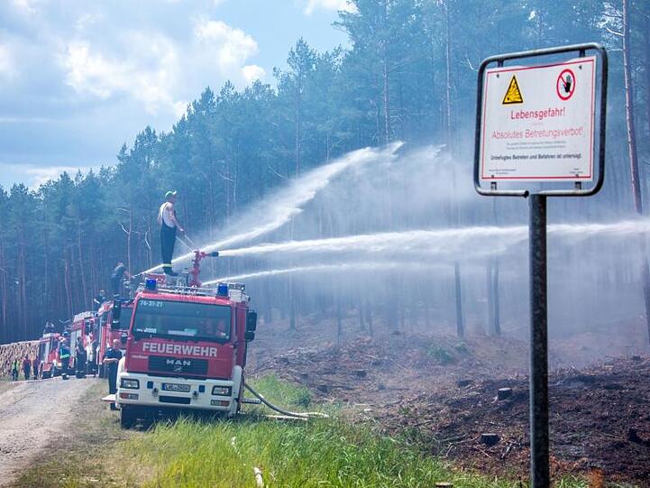 Die Feuerwehr muss aus der Distanz löschen - das munitionsbelastete Gebiet ist gesperrt.