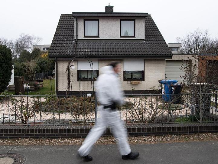Kriminaltechniker untersuchen das Haus der Schwester von Rebecca, wo sich die Jugendliche vor ihrem Verschwinden am 18. Februar aufgehalten hatte.