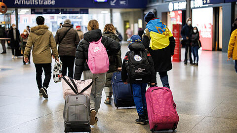 Ein Bild aus dem vergangenen Jahr: Eine ukrainische Familie wird am Münchner Hauptbahnhof von einem ukrainisch sprechenden Helfer in Empfang genommen.