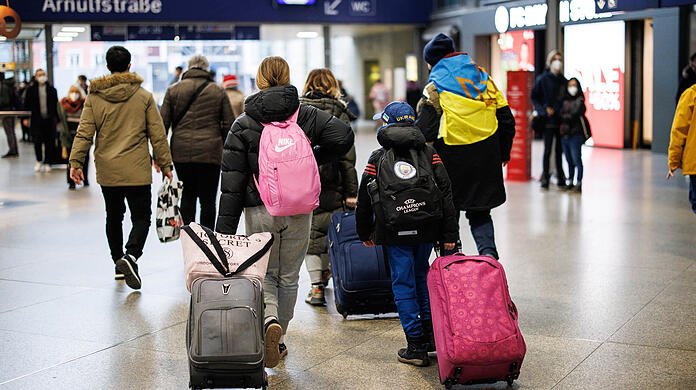 Ein Bild aus dem vergangenen Jahr: Eine ukrainische Familie wird am Münchner Hauptbahnhof von einem ukrainisch sprechenden Helfer in Empfang genommen.