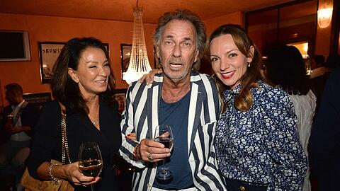 Erschöpft, aber glücklich: Hugo Egon Balder mit seiner Frau Elena (l.) und Viola Wedekind bei der Premierenfeier in der Komödie im Bayerischen Hof.