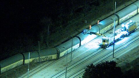 Der Ermittlerdienst der Bundespolizeiinspektion München untersucht den Unfall und prüft, ob es sich um einen gefährlichen Eingriff in den Bahnverkehr handelt.