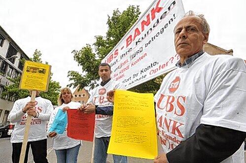 Im Mai letzten Jahres demonstrierte Ahmed M. (61) sowie einige Mitstreiter vor der Nürnberger UBS&ndash;Filiale.