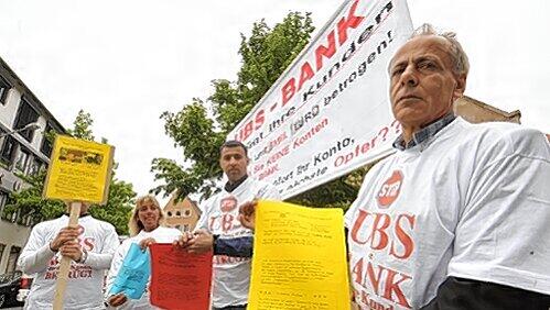 Im Mai letzten Jahres demonstrierte Ahmed M. (61) sowie einige Mitstreiter vor der Nürnberger UBS–Filiale. Im Mai letzten Jahres demonstrierte Ahmed M. (61) sowie einige Mitstreiter vor der Nürnberger UBS–Filiale.