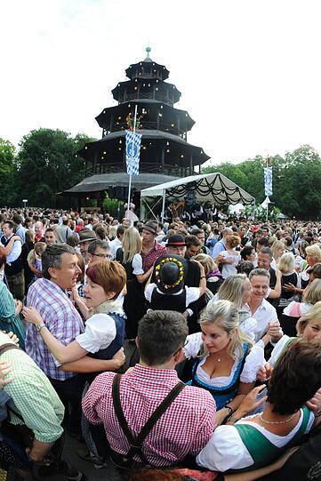 Tanzen und Feiern im Morgengrauen: die besten Bilder vom Kocherlball am Chinesischen Turm.