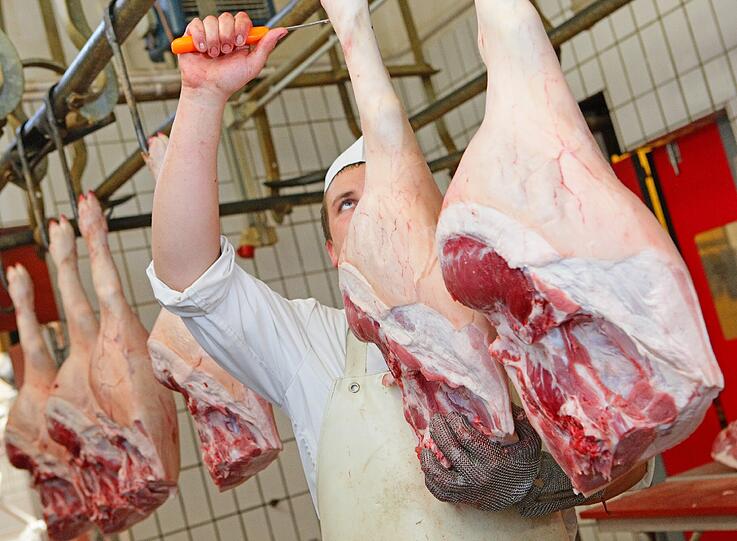 R wie Reife des Fleisches: &bdquo;Neben der kontrollierten, regionalen Aufzucht der entscheidende Faktor beim Grillen&ldquo;, sagt Metzgermeister Markus Brandl von Vinzenzmurr. Nach mehreren Wochen wird es durch Zersetzungsprozesse besonders zart und saftig.
