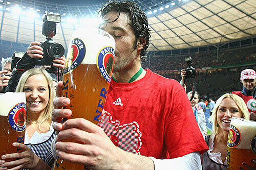 Nicht nur verschütten: Luca Toni führt das Weißbier nach einem DFB-Pokalsieg seiner eigentlichen Bestimmung zu.