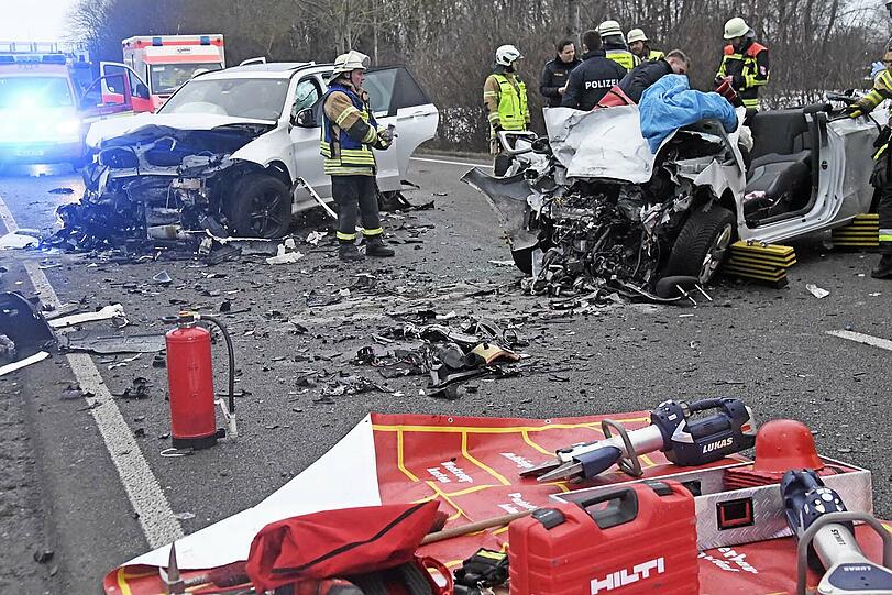 Auf der B471 bei Garching ist am Donnerstag ein Auto in den Gegenverkehr geraten und mit einem entgegenkommenden Auto kollidiert.