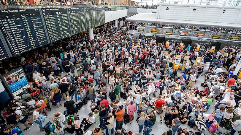 28. Juli 2018: Hunderte Fluggäste warten am Flughafen am Terminal 2 auf ihre Flüge. Nach einer schweren Sicherheitspanne platzten viele Urlaubsträume.