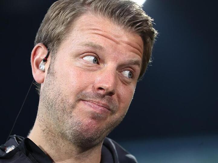 Bremens Trainer Florian Kohfeldt gibt vor dem Spiel ein Interview. Foto: Christian Charisius