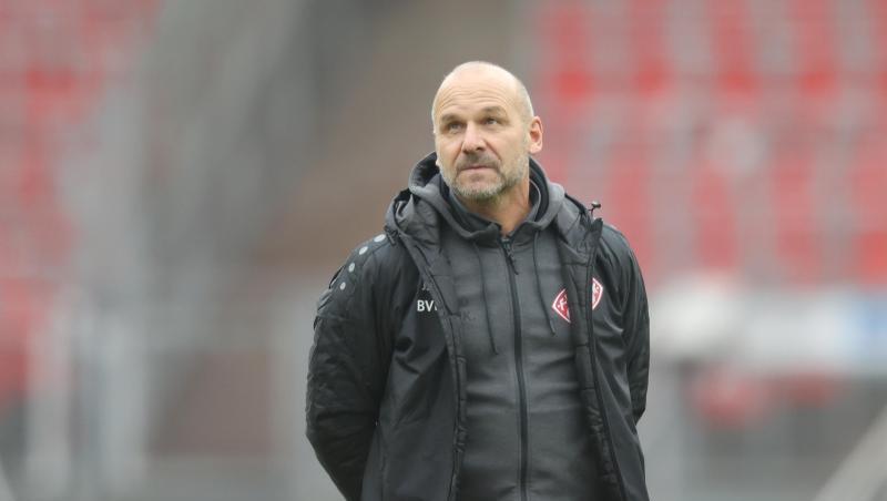 Der Würzburger Trainer Bernhard Trares steht vor Spielbeginn auf dem Spielfeld.