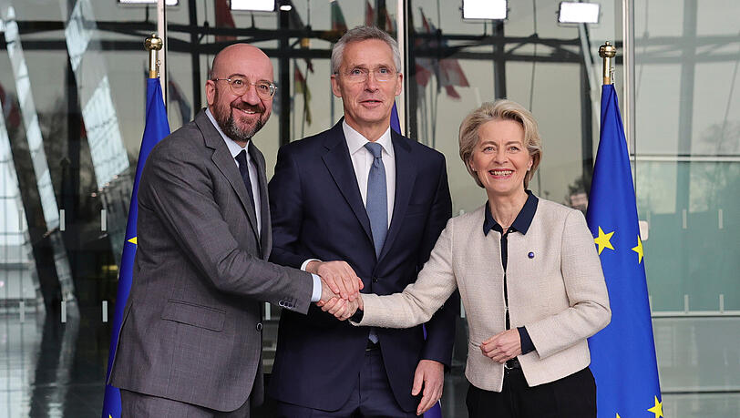 Brüssel: Charles Michel, Präsident des Europäischen Rates, Jens Stoltenberg, Nato-Generalsekretär, und Ursula von der Leyen (CDU), Präsidentin der Europäischen Kommission (von links), reichen sich nach der Unterzeichnung einer gemeinsamen Erklärung zur Zusammenarbeit in strategischen Bereichen zwischen der NATO und der EU die Hände. Brüssel: Charles Michel, Präsident des Europäischen Rates, Jens Stoltenberg, Nato-Generalsekretär, und Ursula von der Leyen (CDU), Präsidentin der Europäischen Kommission (von links), reichen sich nach der Unterzeichnung einer gemeinsamen Erklärung zur Zusammenarbeit in strategischen Bereichen zwischen der NATO und der EU die Hände.