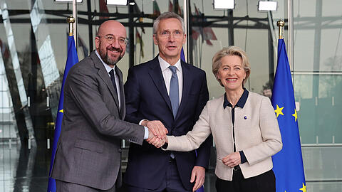 Brüssel: Charles Michel, Präsident des Europäischen Rates, Jens Stoltenberg, Nato-Generalsekretär, und Ursula von der Leyen (CDU), Präsidentin der Europäischen Kommission (von links), reichen sich nach der Unterzeichnung einer gemeinsamen Erklärung zur Zusammenarbeit in strategischen Bereichen zwischen der NATO und der EU die Hände.