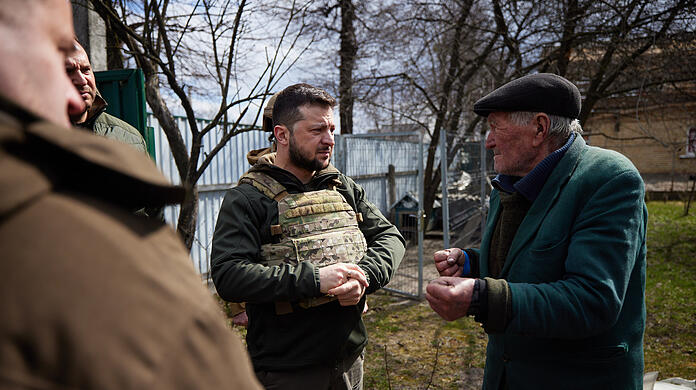 Butscha: Wolodymyr Selenskyj (M), Präsident der Ukraine, besucht die Stadt in der Nähe von Kiew und spricht mit einem alten Mann. (Archivbild)