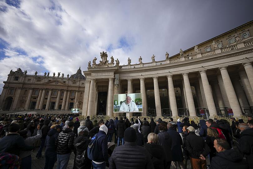 Ruft das Heilige Jahr morgen aus: Papst Franziskus, hier mit Menschen auf dem Petersplatz mit beim Angelus-Mittagsgebet.