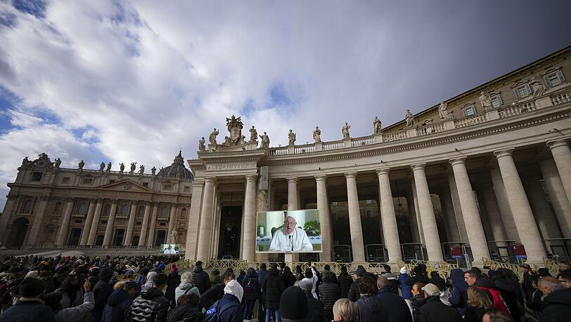 Ruft das Heilige Jahr morgen aus: Papst Franziskus, hier mit Menschen auf dem Petersplatz mit beim Angelus-Mittagsgebet.