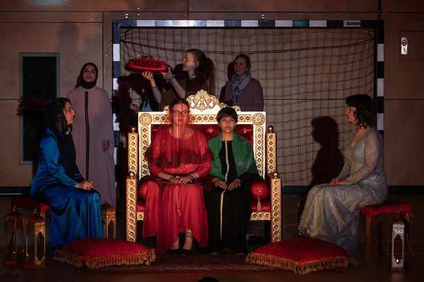 Szene aus "Importbräute - Mein Schleier, das Henna und ihre Tränen" von Merve Kayikci und Dorothea Schroeder in Augsburg. Szene aus "Importbräute - Mein Schleier, das Henna und ihre Tränen" von Merve Kayikci und Dorothea Schroeder in Augsburg.