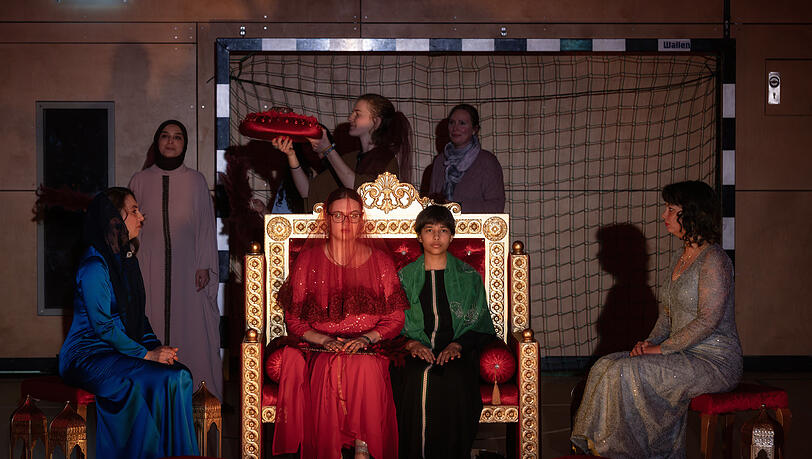Szene aus "Importbräute - Mein Schleier, das Henna und ihre Tränen" von Merve Kayikci und Dorothea Schroeder in Augsburg. Szene aus "Importbräute - Mein Schleier, das Henna und ihre Tränen" von Merve Kayikci und Dorothea Schroeder in Augsburg.