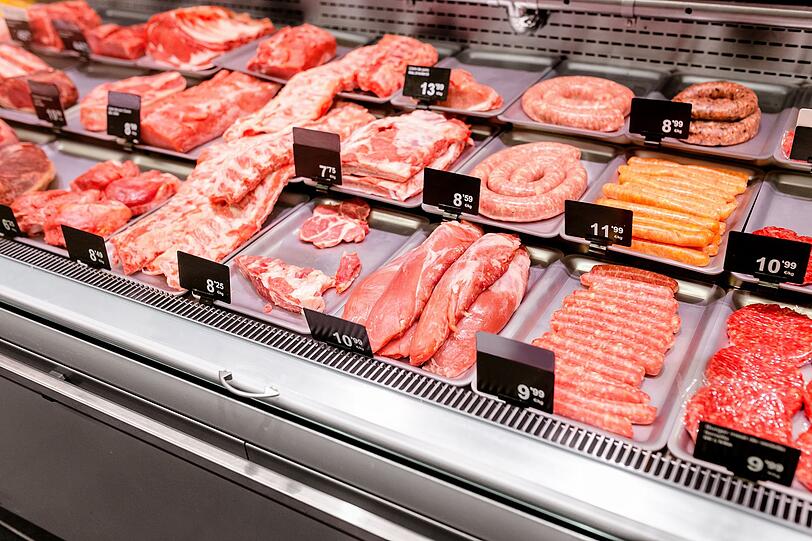 Vor allem verarbeitetes, rotes Fleisch schadet der Gesundheit des Darms. Es bringt ihn aus dem Gleichgewicht und begünstigt Entzündungen. Auf Wurst, Schinken und rote Fleischsorten sollte daher weitestgehend verzichtet werden. Hochwertiges, helles Fleisch, wie etwa vom Geflügel, können Sie hingegen gelegentlich genießen. Vor allem verarbeitetes, rotes Fleisch schadet der Gesundheit des Darms. Es bringt ihn aus dem Gleichgewicht und begünstigt Entzündungen. Auf Wurst, Schinken und rote Fleischsorten sollte daher weitestgehend verzichtet werden. Hochwertiges, helles Fleisch, wie etwa vom Geflügel, können Sie hingegen gelegentlich genießen.