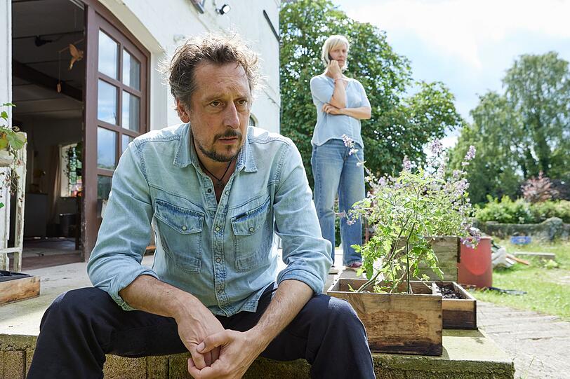 Bodo (Hans Löw) und Inga (Anna Schudt) machen sich große Sorgen um Aaron. Der Zwölfjährige ist zwar das Kind ihrer Freunde - doch man lebt wie eine Familie gemeinsam auf einem Hof im Wandland. Geht es nach den Erwachsenen, sollen sich die Kinder wie Geschwister betrachten. Bodo (Hans Löw) und Inga (Anna Schudt) machen sich große Sorgen um Aaron. Der Zwölfjährige ist zwar das Kind ihrer Freunde - doch man lebt wie eine Familie gemeinsam auf einem Hof im Wandland. Geht es nach den Erwachsenen, sollen sich die Kinder wie Geschwister betrachten.