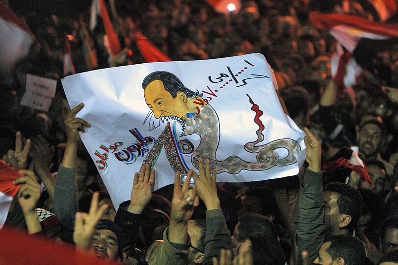 Mehr als zehntausend Menschen haben die Nacht auf dem Tahrir-Platz in Kairo verbracht. Sie harrten nach der Rede des ägyptischen Präsidenten Husni Mubarak am Abend dort aus.