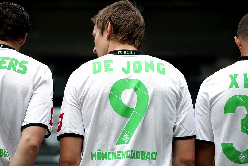 Das ist bereits die dritte Platzierung der Borussia Mönchengladbach. Der 21 jährige De Jong erzielte in 153 Pflichtspielen in Holland 64 Tore. 
Wahnsinn wie offensiv Gladbach Geld für neue Spieler investiert! Aber nachdem wichtige Leistungsträger wie Marco Reus, Dante oder Neustädter die Mannschaft verlassen haben herrscht hier auch akuter Nachholbedarf. Deshalb drosselt Trainer Lucien Favre auch die hohen Erwartungen: "Niemand darf vergessen, wir haben unseren Messi, unseren Xavi und unseren Piqué verloren."