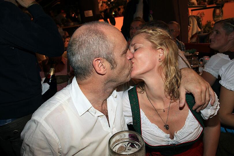 Siska-Schauspieler Peter Kremer busselt mit seiner Freundin Judith Haase.