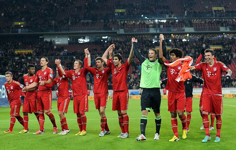 Auch mit zehn Mann auf Rekordjagd? Hier feiern die Bayern-Profis Shaqiri, Alaba, Van Buyten, Lahm, Schweinsteiger, Müller, Martínez, Torwart Neuer, Dante und Mandzukic (v.l.) nach dem 2:0 letzten Sonntag in Stuttgart. Foto: GES/Augenklick