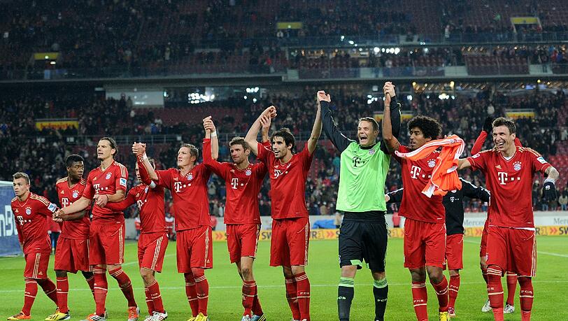 Auch mit zehn Mann auf Rekordjagd? Hier feiern die Bayern-Profis Shaqiri, Alaba, Van Buyten, Lahm, Schweinsteiger, Müller, Martínez, Torwart Neuer, Dante und Mandzukic (v.l.) nach dem 2:0 letzten Sonntag in Stuttgart. Foto: GES/Augenklick Auch mit zehn Mann auf Rekordjagd? Hier feiern die Bayern-Profis Shaqiri, Alaba, Van Buyten, Lahm, Schweinsteiger, Müller, Martínez, Torwart Neuer, Dante und Mandzukic (v.l.) nach dem 2:0 letzten Sonntag in Stuttgart. Foto: GES/Augenklick