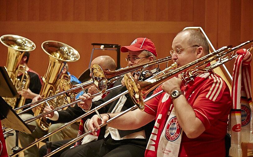 Mit ihrem Chefdirigenten Lorin Maazel unterstützen die Münchner Philharmoniker den FC Bayern für's Finale in Wembley: Ein Youtube-Video feuert die Spieler an, den Pokal nach München zu holen.